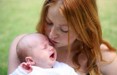 Защо плаче новородено бебе?