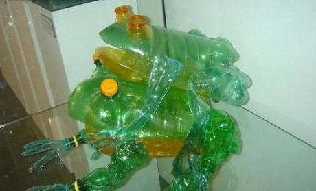 Майсторски клас: жаба от пластмасова бутилка