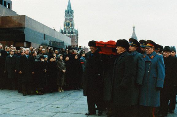 През коя година умря Брежнев? Какъв човек беше той?